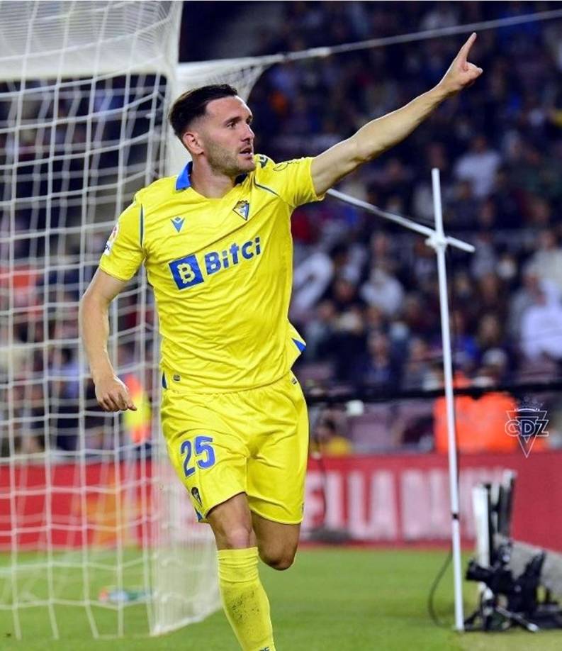 Lucas Pérez se estrenó como goleador con el Cádiz en la Liga Española.