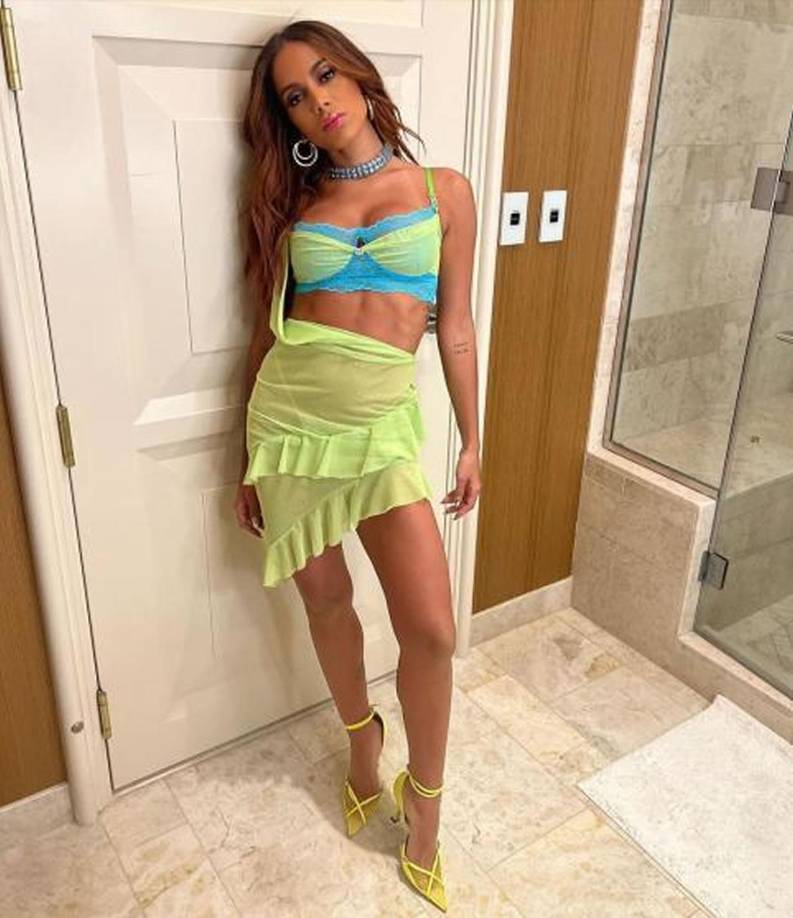 Ya de paso, Anitta reconoció en la entrevista que sigue enamorada de Maluma tras haber tenido algo con él.