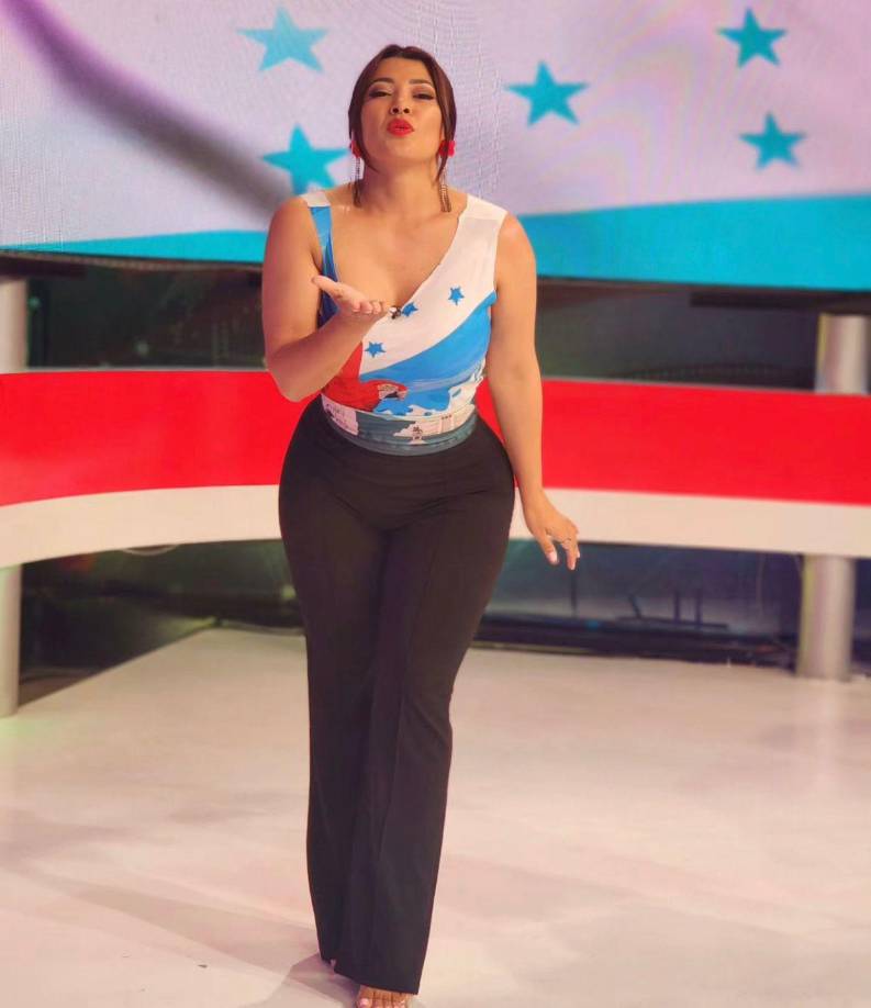 En su publicación, Milagro Flores escribió: “Bienvenido septiembre, el mes de la patria. Me siento orgullosa de ser hondureña, catracha de corazón. ¿Cuántos se sienten orgullos de haber nacido en nuestro bello país Honduras?, camisa hecha por mi, bueno, cortada por mi, porque es reciclada”. De aquí los reclamos. 