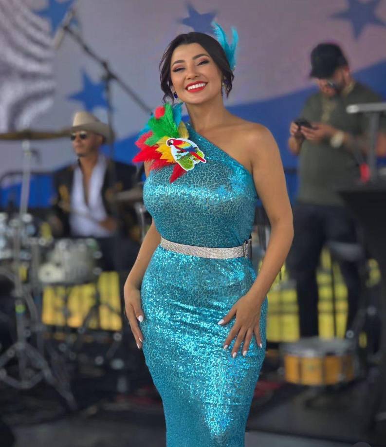 Varios internautas han saltado a las redes sociales para felicitarla por su dedicación y siempre lucir brillante para las fiestas patrias hondureñas.