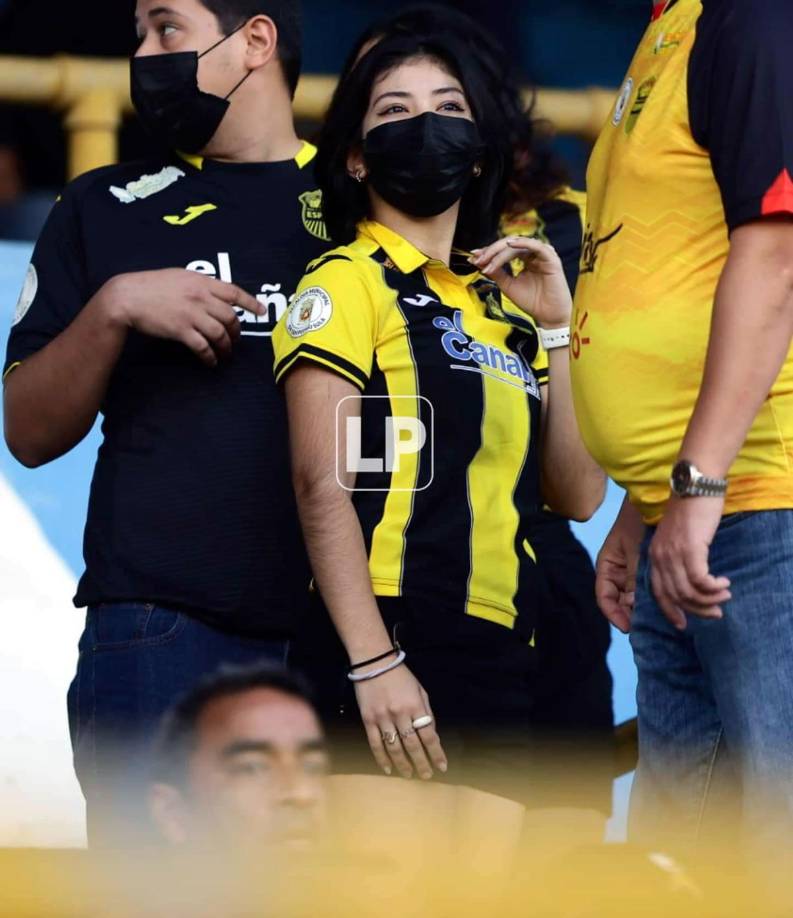 Esta guapa aficionada del Real España llegó con su camiseta aurinegra.