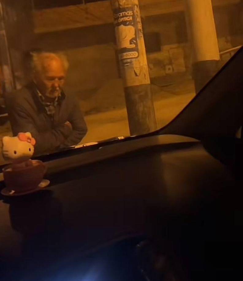 En el corto se puede notar a una persona de la tercera edad que se acerca al taxi e intenta abrir las puertas del vehículo.