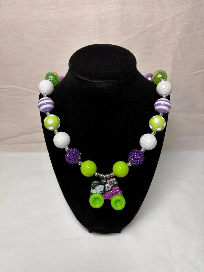 Collares chicles: cómo usar la popular tendencia en accesorios