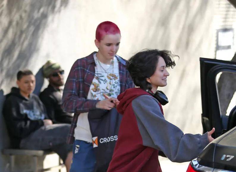 Por su parte, en 2022, y con solo 13 años, Seraphina Rose Affleck se declaró persona no binaria, alegando estar en búsqueda de su identidad.