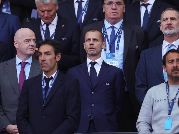 El presidente de la FIFA, Gianni Infantino (izq.), el presidente de la UEFA, Aleksander Ceferin (centro), y el rey Felipe VI de España, antes de la final de la Liga de Campeones de la UEFA entre el Liverpool FC y el Real Madrid en el Stade de France de Saint-Denis, cerca de París (Francia), el 28 de mayo de 2022. EFE/EPA/FRIEDEMANN VOGEL