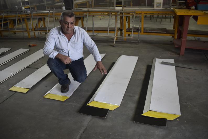 Jorge Ochoa ha estado trabajando varias semanas con materiales de cartón y madera para darle forma al patrón de lo que serán estas señales peatonales innovadores en Honduras.