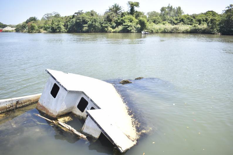 Algunas embarcaciones están semihundidas, otras están en el fondo y son las amenazas invisibles que amenazan a los barcos navegables en este puerto del litoral atlántico de Honduras.