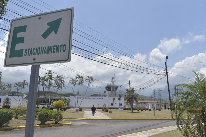 El cobro mensual de 800 lempiras por el uso del estacionamiento vehicular llevó a los empleados del Aeropuerto Internacional Golosón a tomarse el acceso principal, medida que llevan por seis días.