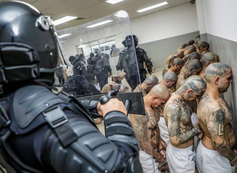 Fotografía cedida por el gobierno de El Salvador donde se registra el traslado de pandilleros al Centro de Confinamiento del Terrorismo (CECOT).