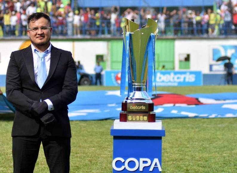 La Copa que se llevará el campeón del Torneo Clausura 2023 estuvo en el estadio Juan Ramón Brevé Vargas.