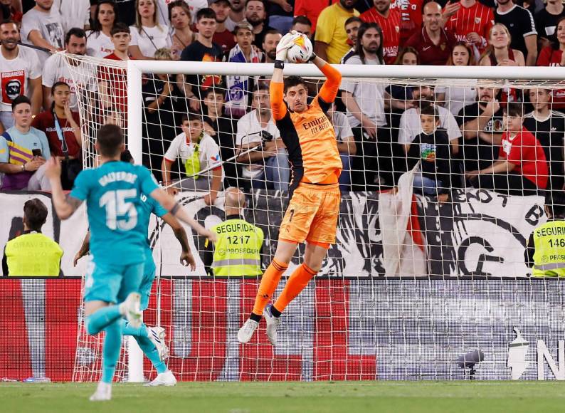 Thibaut Courtois se queda con el balón en un centro del Sevilla.