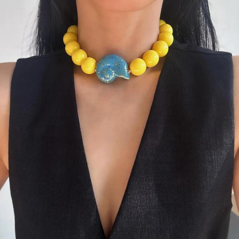 Collares chicles: cómo usar la popular tendencia en accesorios