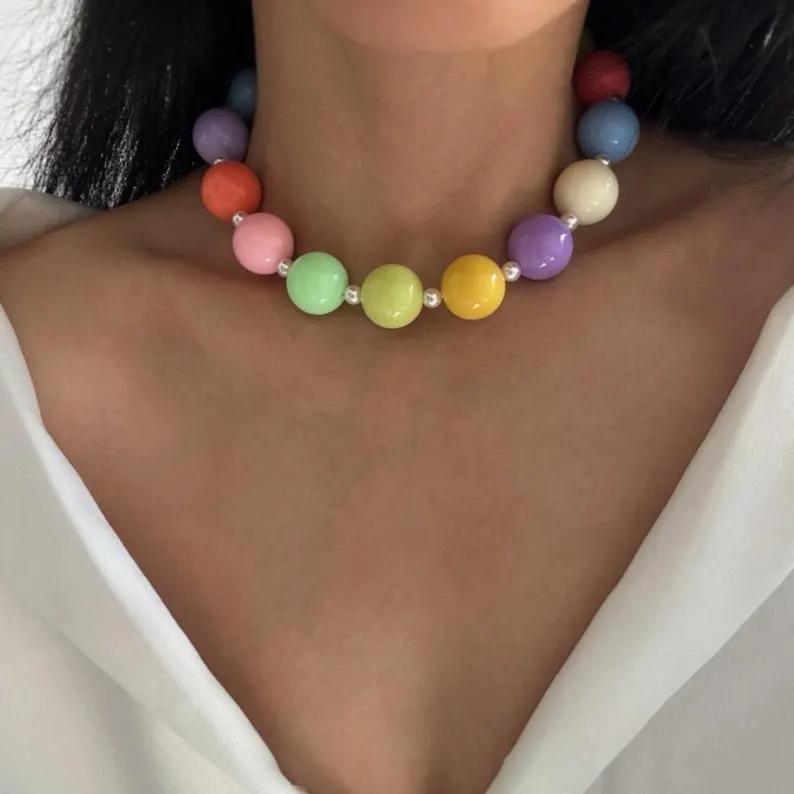Collares chicles: cómo usar la popular tendencia en accesorios