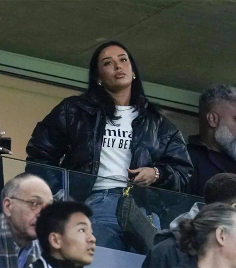 Así fue visto Bellingham junto a su bella pareja en medio de su recupercion