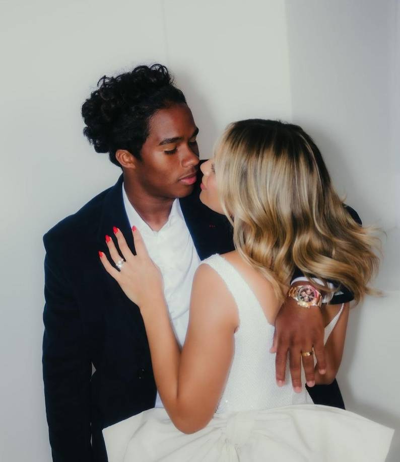 De las imágenes que compartió, muchos aficionados se fijaron en el reloj que portaba Endrick, preguntándose cuál era y qué características al ser tan llamativo.