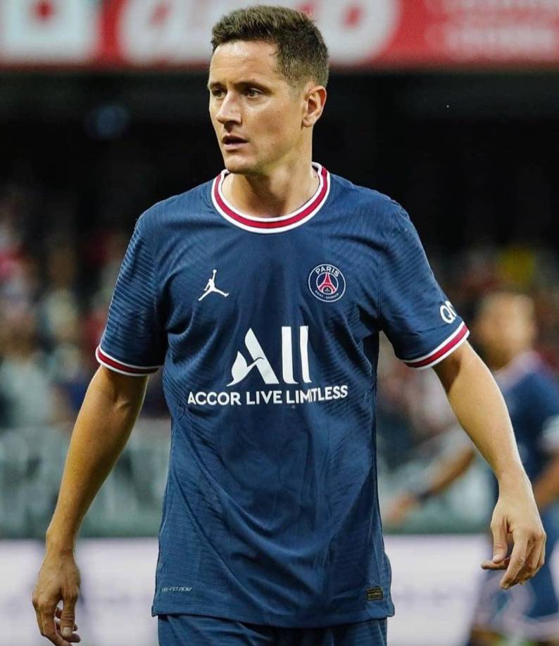 Ander Herrera: Centrocampista español que también aparece en la lista de salidas del PSG.
