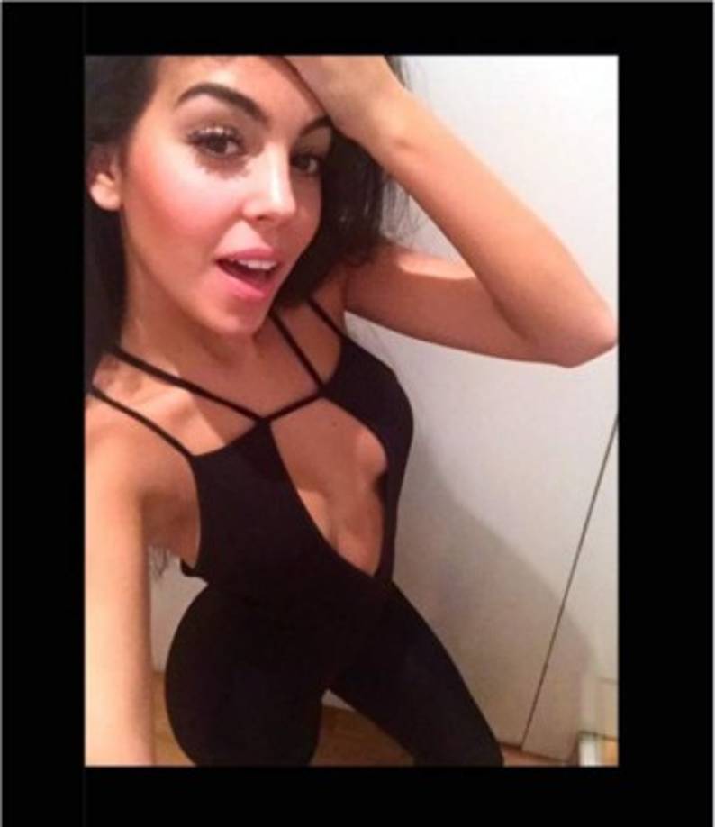 Las imágenes, rescatadas por cuentas que siguen el día a día de la mediática pareja y que en algún caso son contrarias a que el futbolista salga con la modelo española, han sido reproducidas por las ediciones online de medios lusos como Correio da Manha.