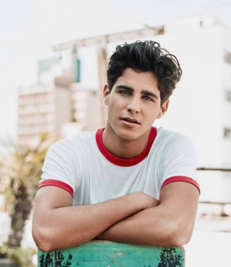 Mauricio Abad interpretará a: Ulises<br/><br/>Hasta ahora este apuesto joven ha enfocado su carrera en el mundo del modelaje, donde ha prestado su imagen a varias marcas. Like marcará su debut como actor en televisión. <br/><br/>En un video publicado en la cuenta de Twitter @_LikeOfficial, Mauricio indicó que por los momentos no tiene redes sociales ya que ha sido víctima de hackeos en distintas ocasiones, por lo que está esperando sus perfiles con verificación oficial.<br/><br/>
