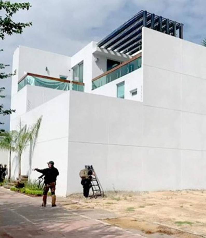 El operativo inició a las 15.30 del pasado 10 de octubre, cuando un grupo de militares rodeó una lujosa residencia en el centro de Culiacán, Sinaloa, donde se encontraba Ovidio en compañía de su novia e hijas.<br/>