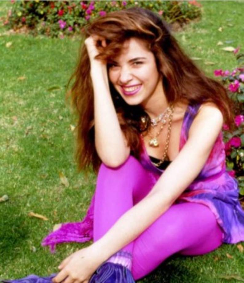 Algo que pocos saben sobre la cantante es que se dio a conocer como doble de la cantante Lucero para el programa de concursos XETU de la cadena de televisión mexicana Televisa.