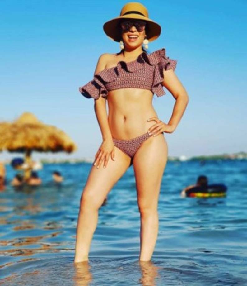 Laura Karolai Meza, presentadora en Las Mañanas del 5 de Televicentro, posando en las playas de Utila.