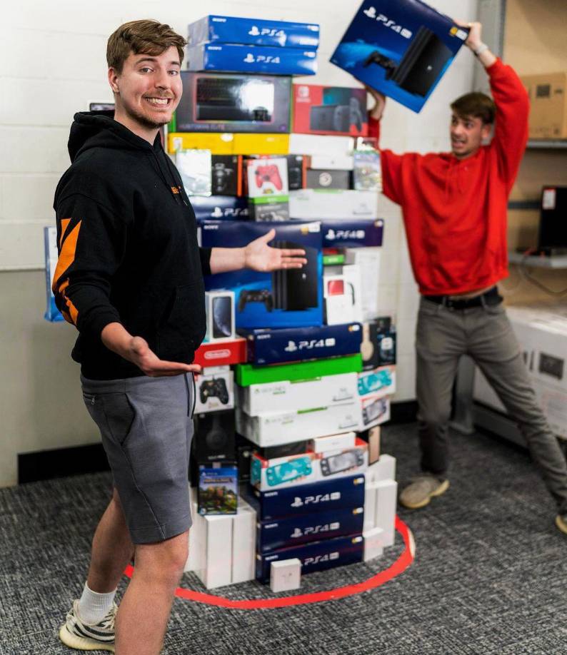 MrBeast descubrió que los videos que involucran dinero en efectivo funcionan bien en YouTube. El desafío “Last Man to Do It” y sus videos de recaudación de fondos han acumulado cientos de millones de visitas.