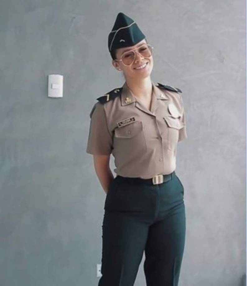 La institución policial decidió abrirle un proceso disciplinario por usar su uniforme en actividades ajenas al servicio policial. (Captura del video viral de la policía)