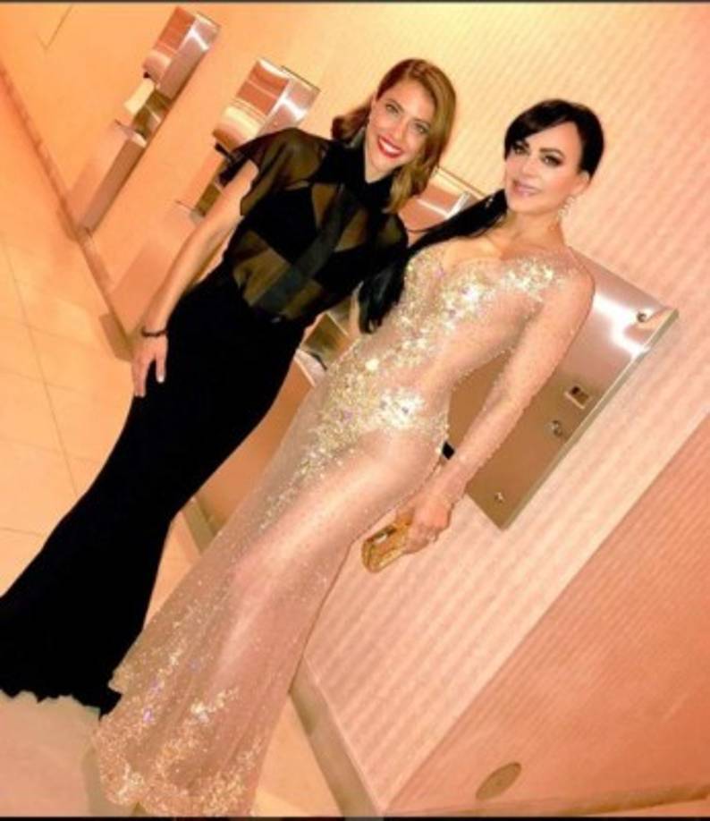 La artista resaltó sus sexis curvas con un atuendo transparente que diseñó Mitzy. 'Luciendo traje de @mitzyofficial. con una tica bella y talentosa #LatinGrammy2017 @debinova', escribió en su Instagram.