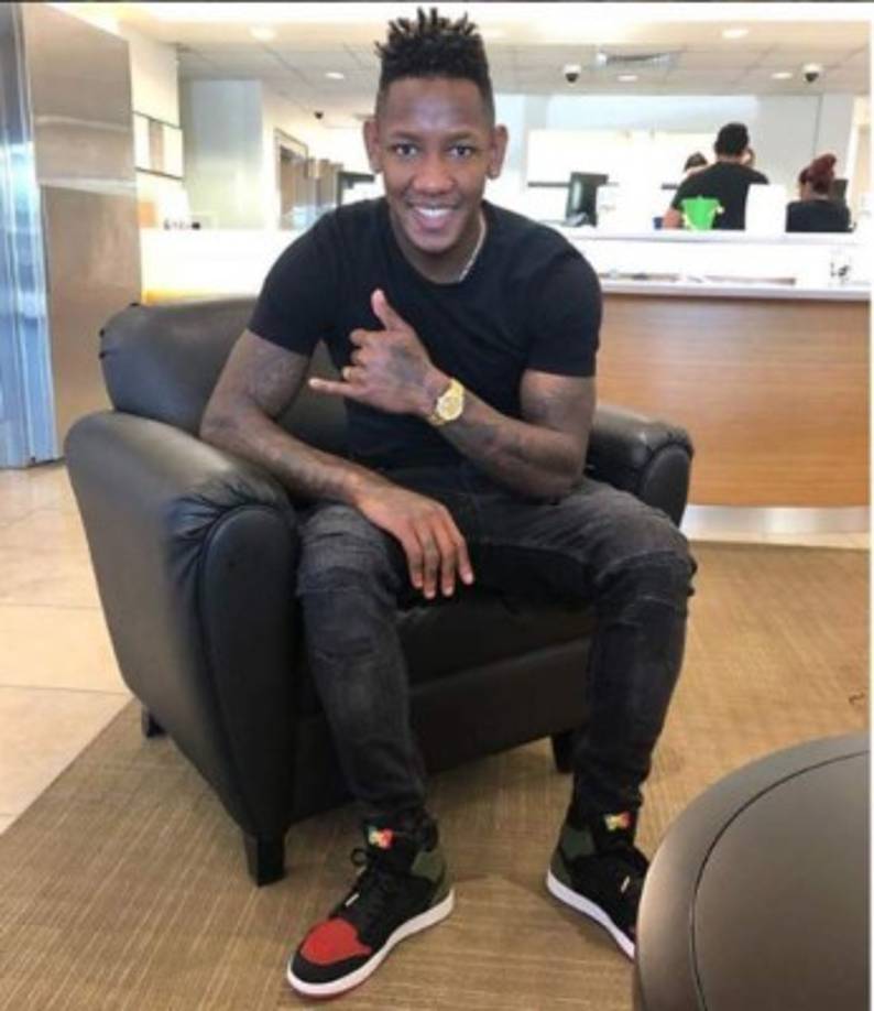 Siempre busca lucir bien. Sus tenis nuevos, cadenas y relojes no le faltan.