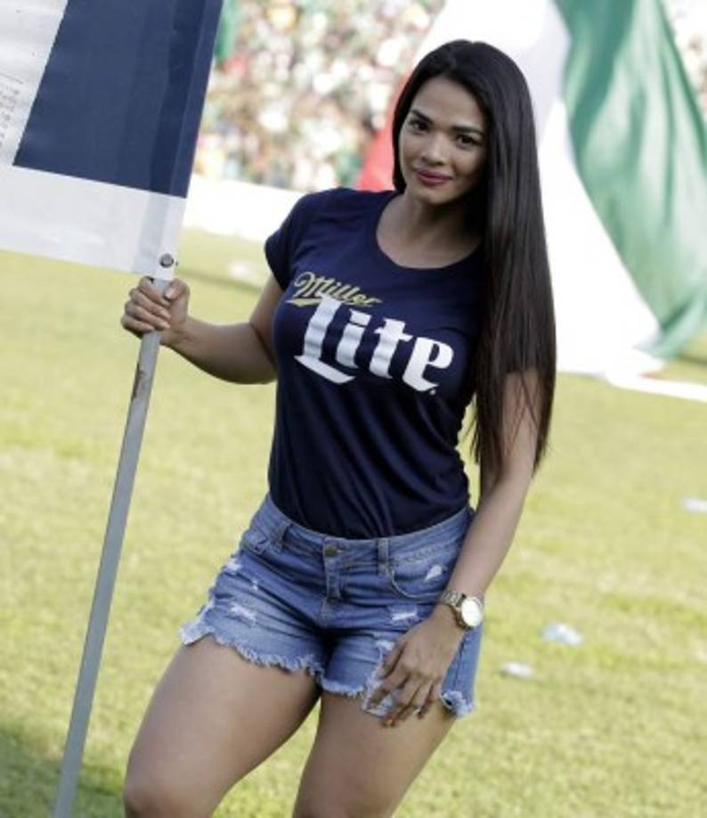 Otra hermosa chica que estuvo en la cancha del Marathón.