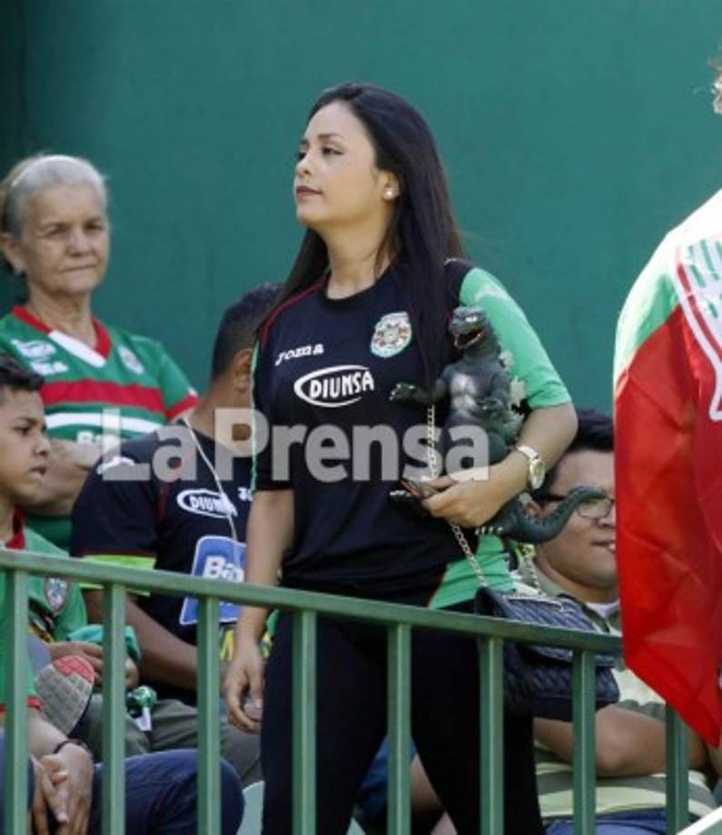 El estadio Yankel Rosenthal es casa de hermosas aficionadas.