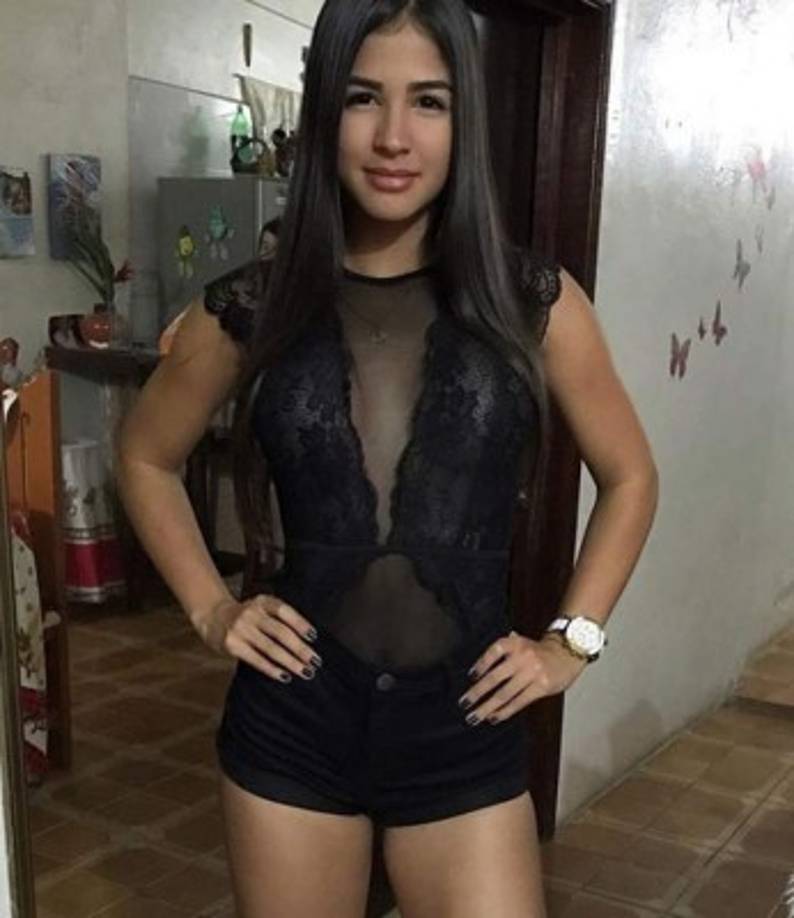 Gemeli Esmeralda es una chica esbelta de ojos y pelo oscuro.