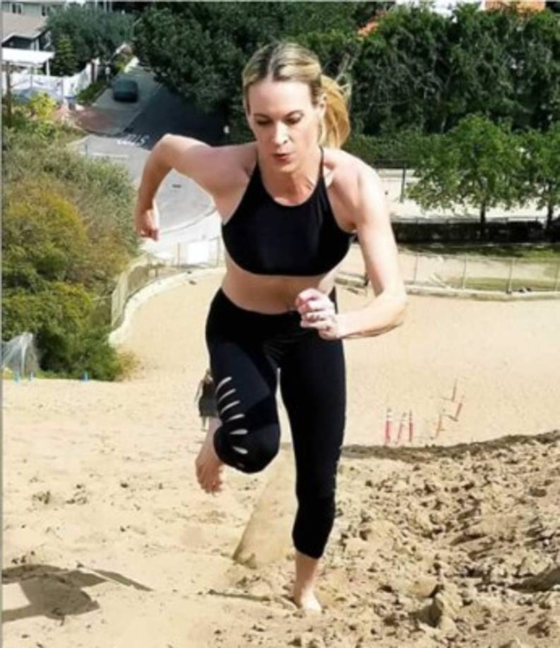 Cuenta que con el apoyo de su familia, sesiones terapéuticas y particularmente gracias a su esposo ha logrado dejar esa etapa en el pasado. 'Soy bipolar y tengo días buenos y días malos. Estoy aprendiendo a lidiar con ello. Estoy escalando montañas, haciendo ejercicios todos los días, en vez de dedicarme al sexo'.