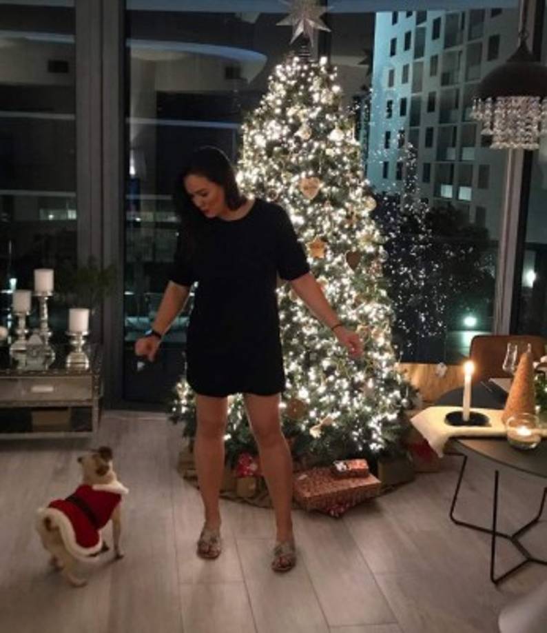 Carmen Boquín celebró la Navidad junto a su amiga perruna, Moca, y aunque no aparece en escena, también con su adorado esposo, Vicente Fiumara.