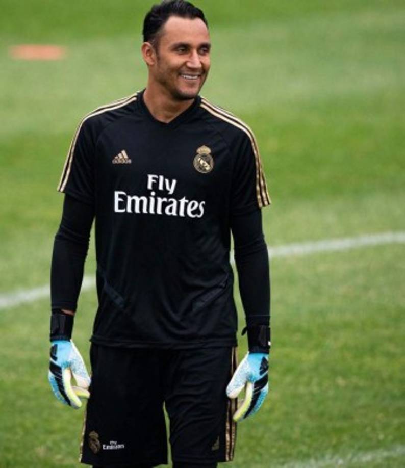 Keylor Navas: El portero tico estaría siendo presentado este lunes 2 de septiembre como nuevo refuerzo del PSG de Francia por lo que todo indica que no seguirá en Real Madrid. El centroamericano decidió salir de España tras perder la titularidad.<br/>