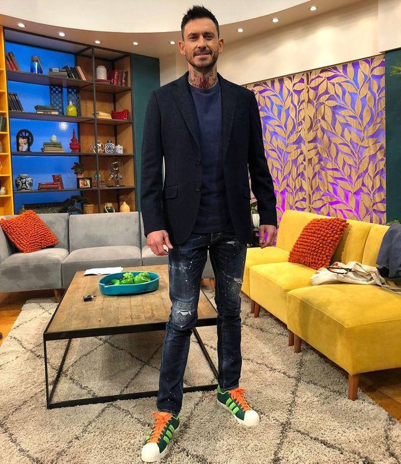  “¿Qué tiene que ver? ¡Le clavó cuatro! Cuatro veces le pateó al arco y cuatro goles le hizo. ¿Sabes lo que haría? Lo abrazaría, le haría cariño, pero no andaría así”, prosiguió.