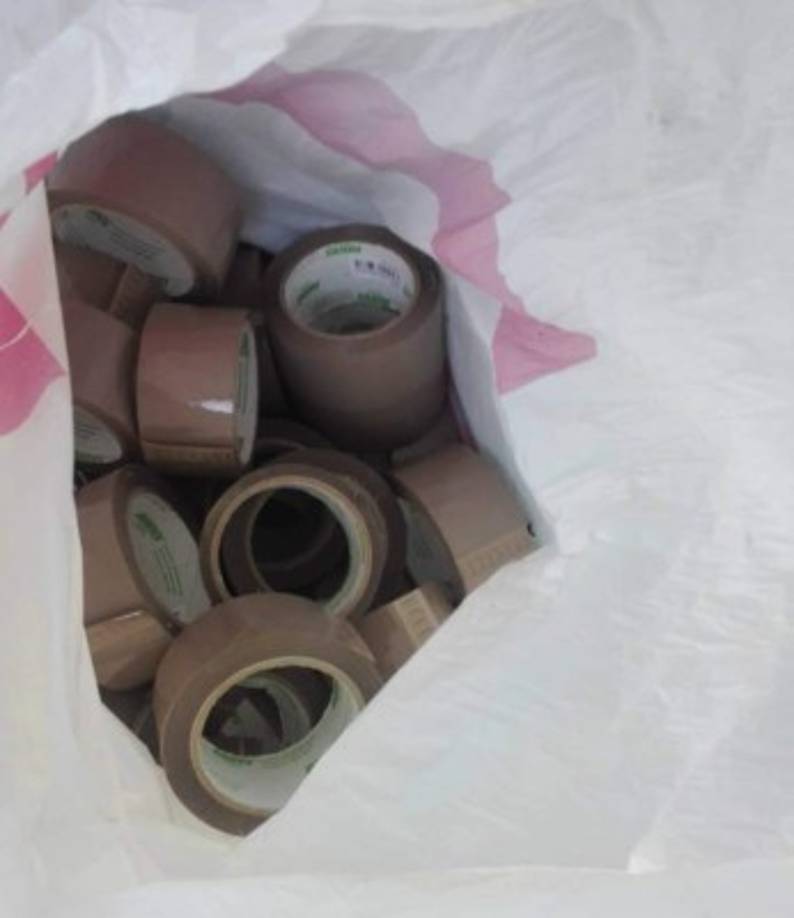 Entre lo hallado está: <br/><br/>-Supuestos fragmentos de huellas<br/>-Una balanza con su respectivo plato<br/>-Bolsas plásticas con diferentes leyendas (supuestos lugares de distribución)<br/>-Varias bolsas plásticas transparentes<br/>-Distintas bolsas color negro