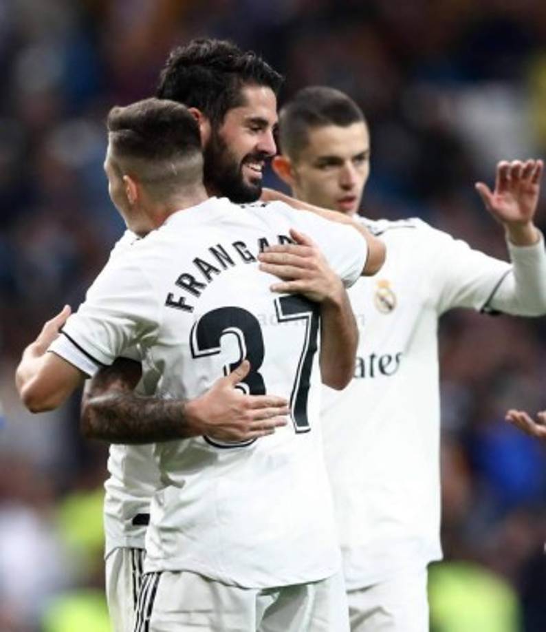 Isco es felicitado por Fran García tras su doblete.