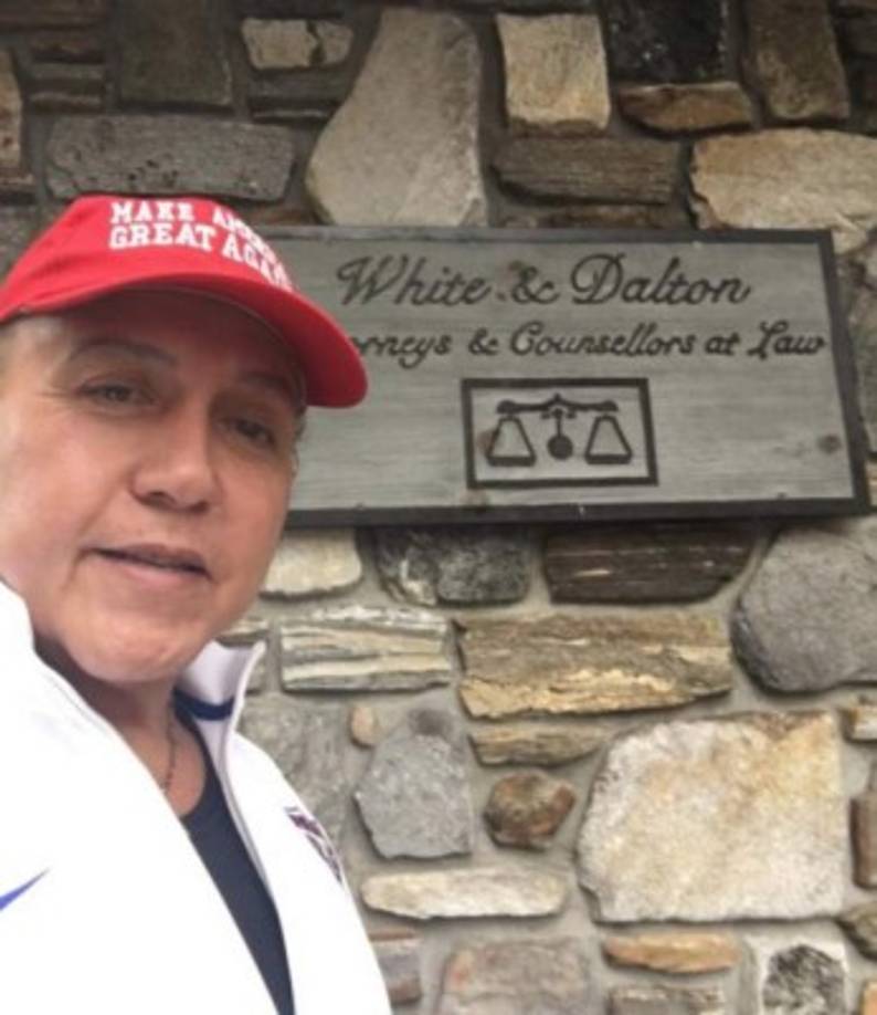 En una publicación de hace un año, compartió una fotografía del Gobernador de su estado, Rick Scott, y Donald Trump, y escribió: 'El Gobernador más grande del país, Rick Scott y gran amigo de la tribu Seminole. Trump, Trump, Trump'.