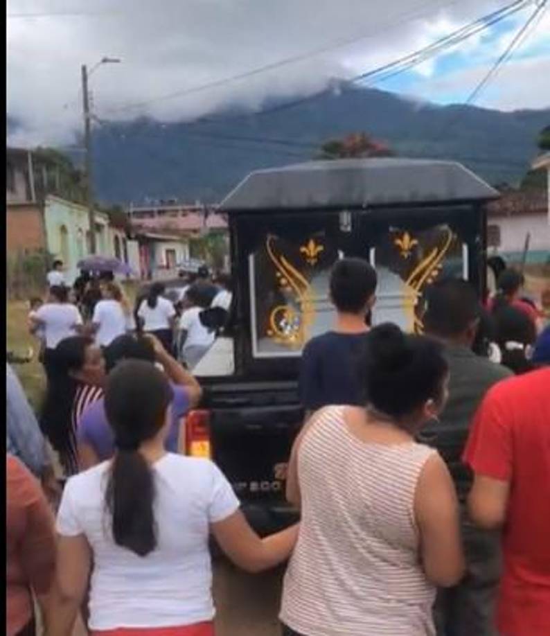 ”Tratamos de convencerla, pero ella dijo que no quería. Tenía mucha fe en Dios y se aferraba a eso. Ella decía que no se iba a mover porque no le debía nada a nadie”, señaló.