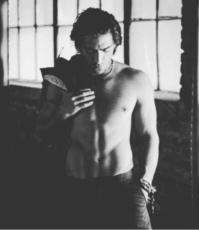 El Potrillo luce su torso bien marcado mientras posó sin camisa. En la instantánea escribió: “Esta es la idea pa este año'.