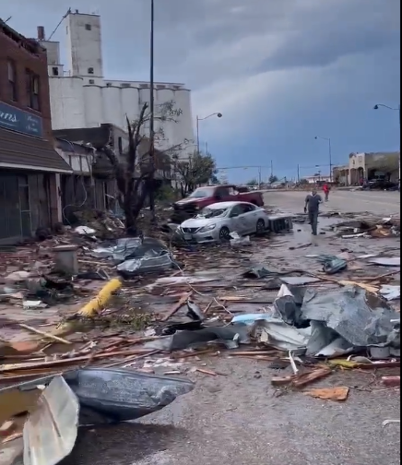 “El enorme granizo y ráfagas de viento siguen siendo una amenaza, pero no se descarta uno o dos <b>tornados</b>”, dijo el NWS en un comunicado.