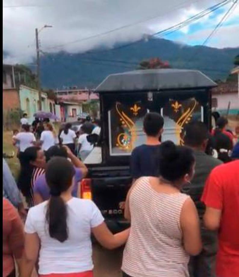 Kelin fue enterrada este lunes en Catacamas ante una multitud de personas que seguían sin creer su cruel muerte.