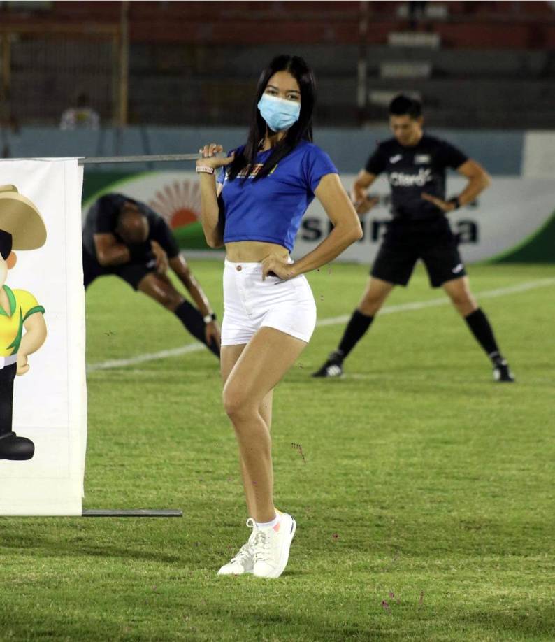 En el estadio Ceibeño durante el juego Victoria-Honduras Progreso se presentarios varias edecanes de los patrocinadores del Home Club.