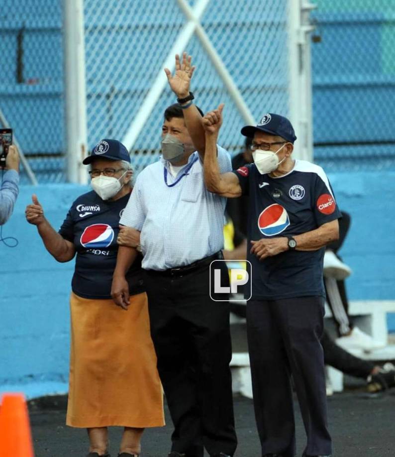 La pareja de aficionados más longevos del Motagua llegando al estadio Nacional.
