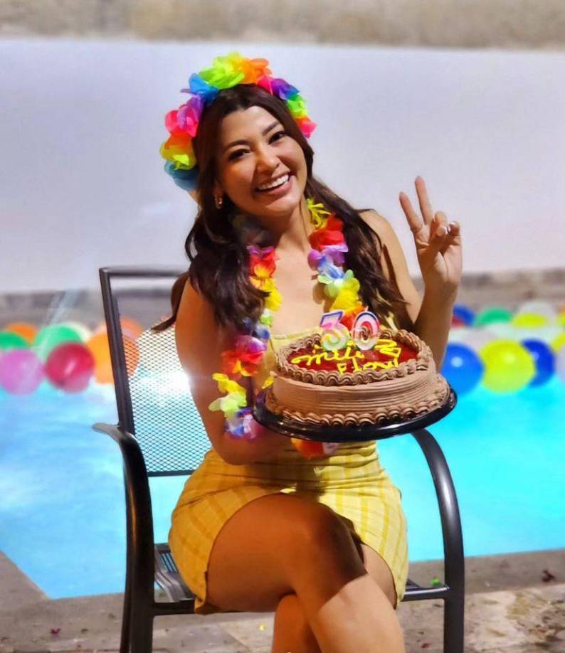 “Gente bella, esto es sorpresa por parte de mis compañeros y amigos... Esta es la celebración del cumpleaños adelantado. Los chicos prepararon el vals de la quinceañera, obviamente 15 años doble, verdad, o sea 30”, expresó la presentadora hondureña a través de un video que compartió en su cuenta oficial de Instagram.
