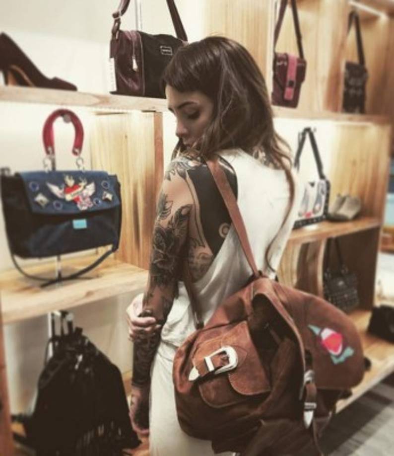 Candelaria es una famosa diseñadora de modas y tiene su propia marca de ropa.