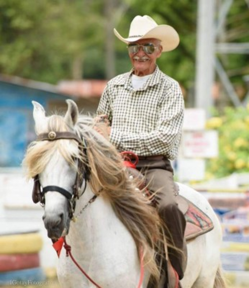 Y es que Don Marcial, quien es originario del departamento de Lempira, occidente de Honduras, participó en una original sesión de fotos en la que derrocha alegría y mucha frescura.