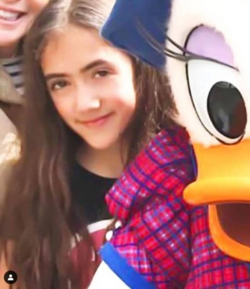 En las redes sociales de su madre se puede ver como disfruta de su familia y de cada nuevo paisaje.