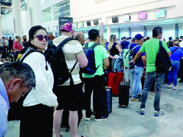 <b>Viajeros hacían filas para obtener información sobre sus vuelos. Fotos: José Cantarero.</b>